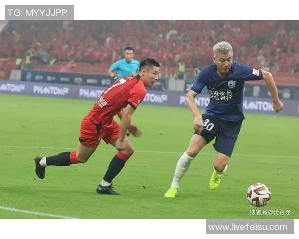 上港与亚泰激战连连角球争夺赛场精彩瞬间回顾